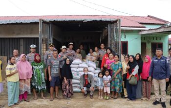 Bansos Dari Kapolrestabes Medan Disalurkan Kepada Warga Perumahan Pandan Asri Tapteng