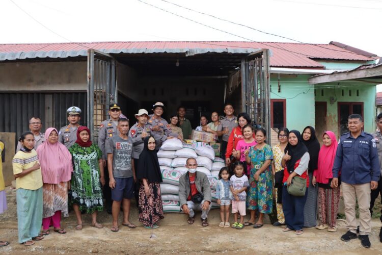 Bansos Dari Kapolrestabes Medan Disalurkan Kepada Warga Perumahan Pandan Asri Tapteng