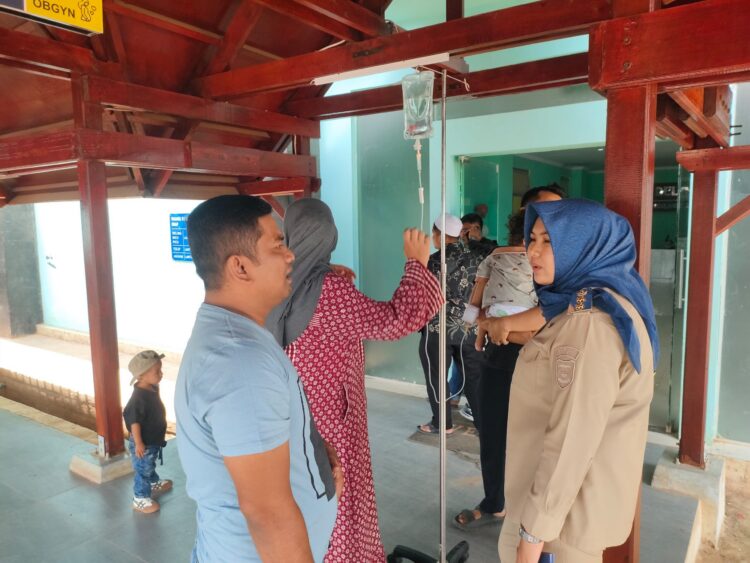 Kunjungi RSUD Panyabungan, Wabup Madina Atija Beri Dukungan Moril Pasien