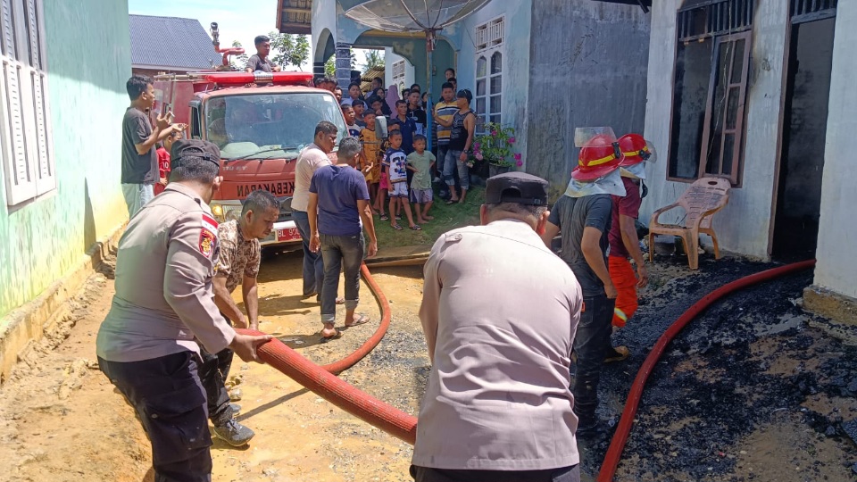 Aksi Cepat Polisi Dan Damkar Isolasi Kebakaran Rumah Warga Desa Tulaan