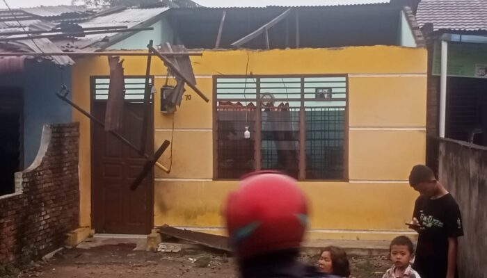 Angin Puting Beliung Terjang Empat Kecamatan di Deliserdang, 100 Rumah Rusak