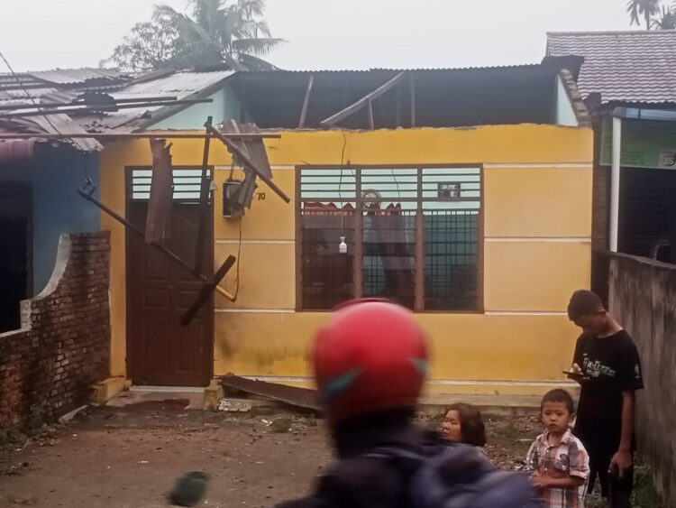 Angin Puting Beliung Terjang Empat Kecamatan di Deliserdang, 100 Rumah Rusak