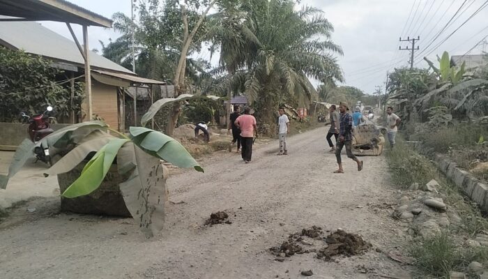 Tiap Hari Mandi Debu, 3000-an Warga Tanjong Ara Blokir Jalan Jambo Aye-Langkahan