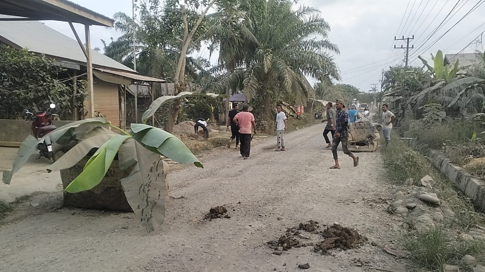 Tiap Hari Mandi Debu, 3000-an Warga Tanjong Ara Blokir Jalan Jambo Aye-Langkahan