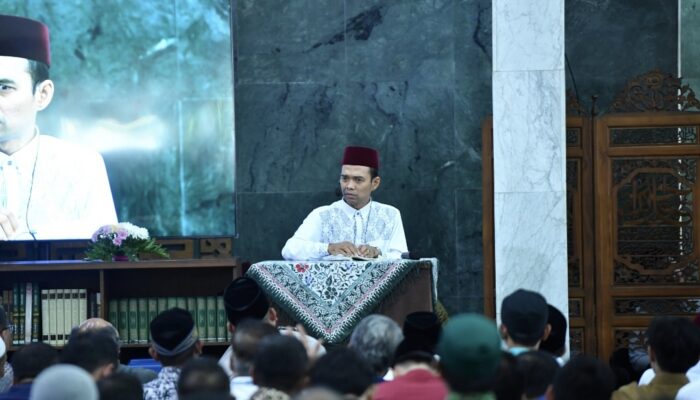 Khatib Jumat di Masjid Baitut Tholibin, UAS Ingatkan Pentingnya Pendidikan bagi Martabat Umat