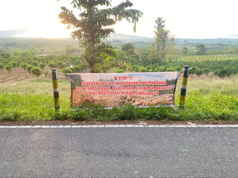 Ilegal Logging Di Simalungun Marak, Warga Bentang Spanduk