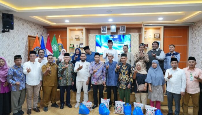 Rektor UMSU Serahkan 1.529 Bingkisan Ramadhan 1447 H