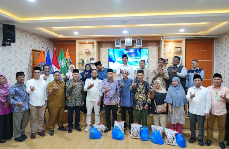Rektor UMSU Serahkan 1.529 Bingkisan Ramadhan 1447 H