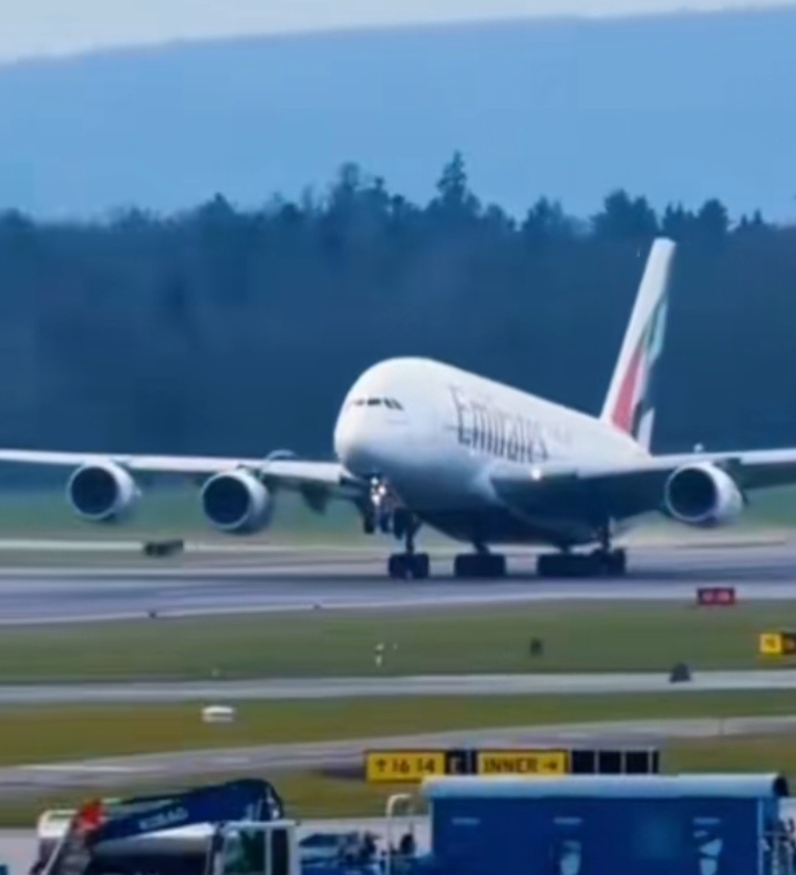 Pusat Penerbangan Dunia, Bandara Dubai Rugi Rp15 Miliar Per Menit Akibat Perang