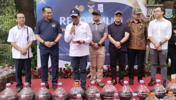 Rayakan 40 Tahun Gemabudhi, Aksi Tuang 10.000 Liter Eco Enzyme di Sungai Cisadane Pecahkan Rekor MURI