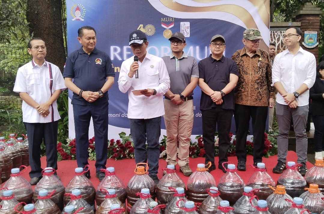 Rayakan 40 Tahun Gemabudhi, Aksi Tuang 10.000 Liter Eco Enzyme di Sungai Cisadane Pecahkan Rekor MURI