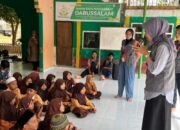 Mahasiswa Unimed Pulihkan Mental Remaja Kampung Darussalam Pascabanjir