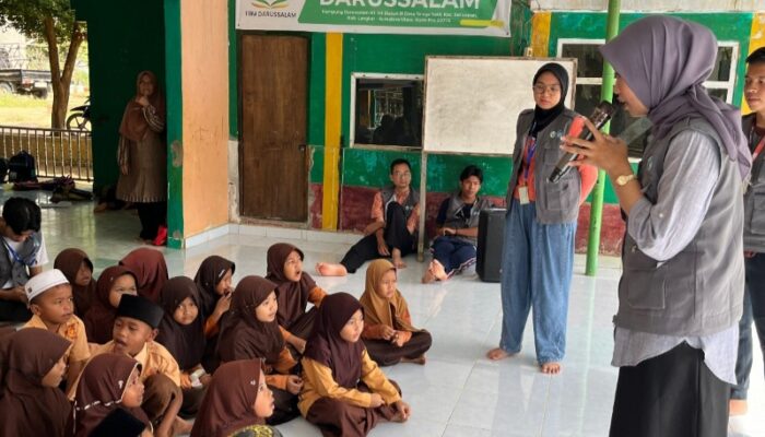Mahasiswa Unimed Pulihkan Mental Remaja Kampung Darussalam Pascabanjir