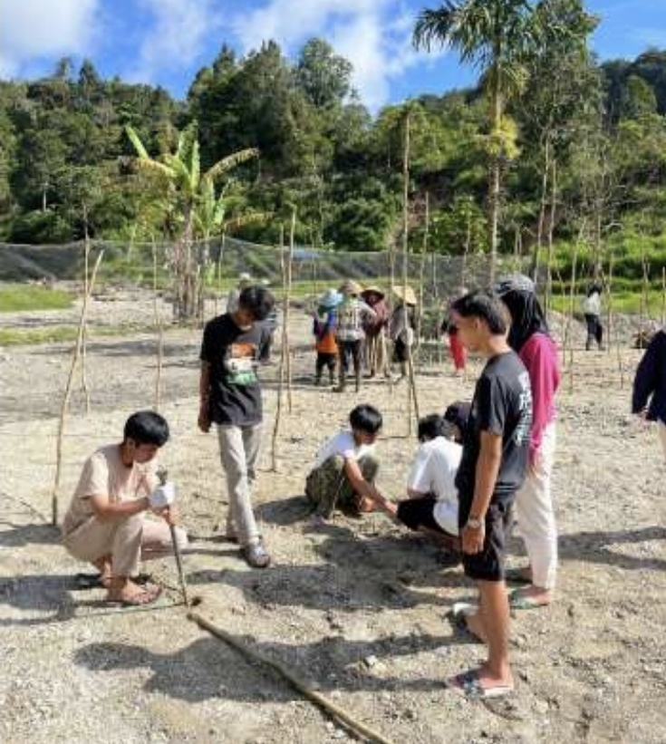 Kampus Berdampak: Mahasiswa PGRI Sumbar Bantu Pulihkan Nagari Tambangan Pascabencana