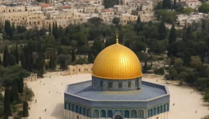 Jamaah Wanita Turki Lempari Saf Laki-Laki dengan Jilbab karena Diam Saat Al-Aqsa Ditutup Israel