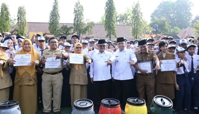 Hari Pertama Sekolah, Mendikdasmen Gaungkan ASRI di Sekolah