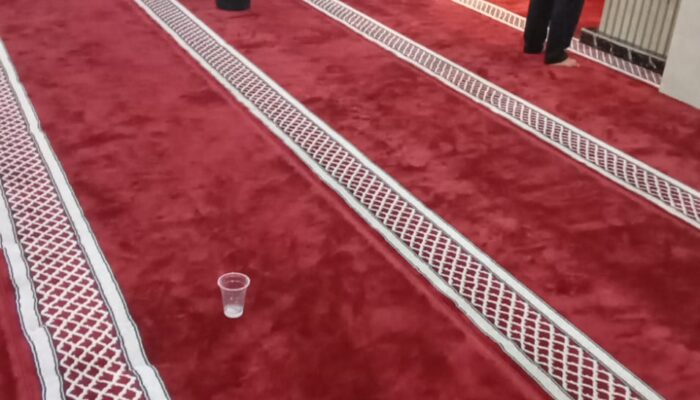 Saat Azan Berkumandang, Plafon Masjid DPRD Sumut Kembali Bocor