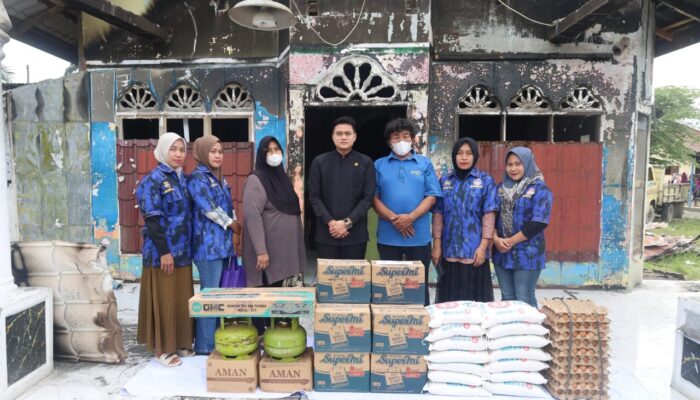 Ricky Anthony Serahkan Bantuan untuk Korban Kebakaran Di Desa Sambirejo