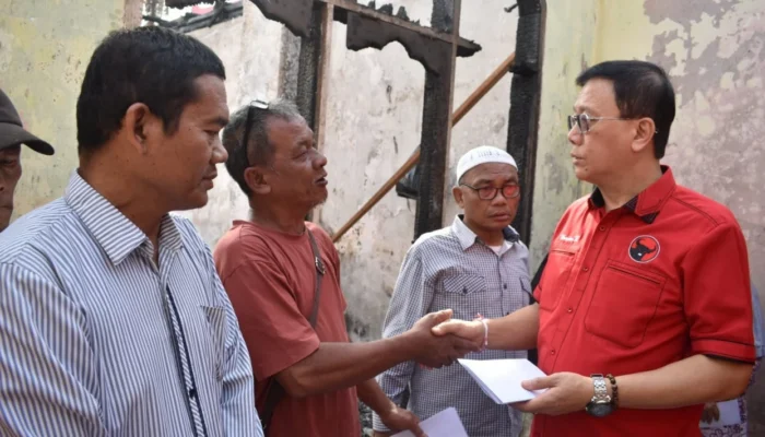 Peduli Korban Kebakaran, Hasyim: Kader PDI Perjuangan Harus Selalu Hadir Saat Rakyat Tertimpa Musibah
