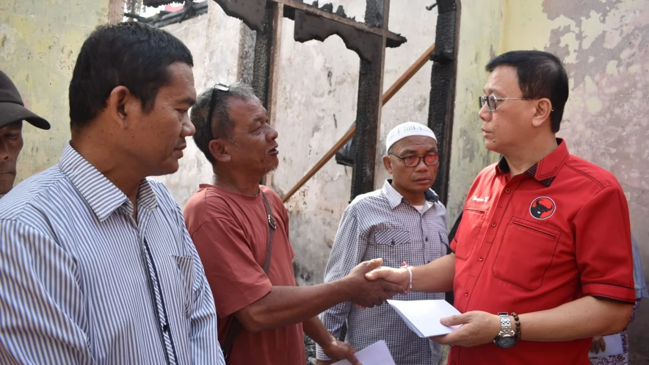 Peduli Korban Kebakaran, Hasyim: Kader PDI Perjuangan Harus Selalu Hadir Saat Rakyat Tertimpa Musibah