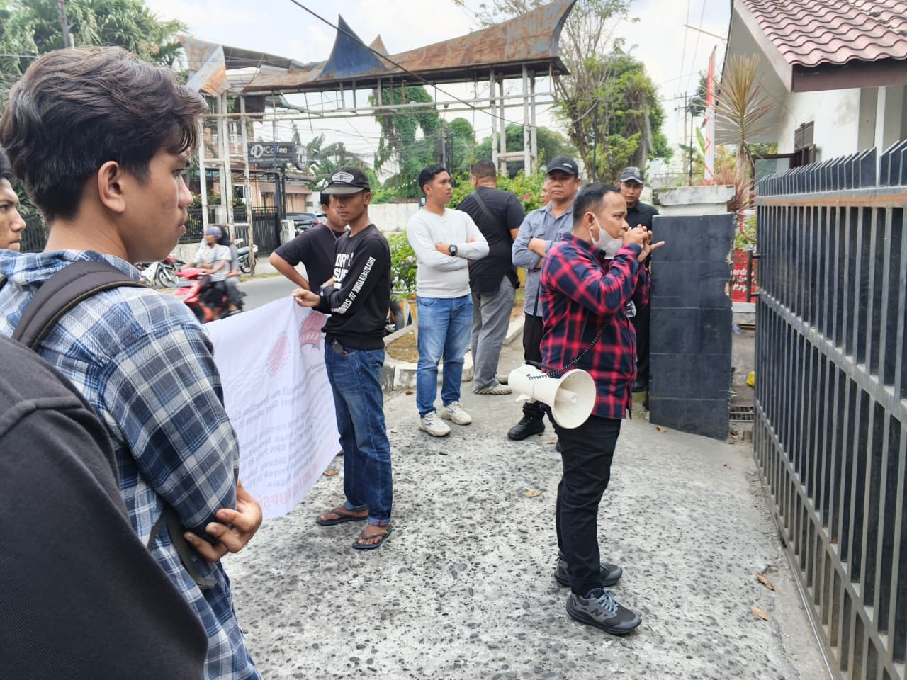 Massa KAMAK Geruduk Dinas PUPR Sumut Desak APH Usut Tuntas Dugaan Korupsi