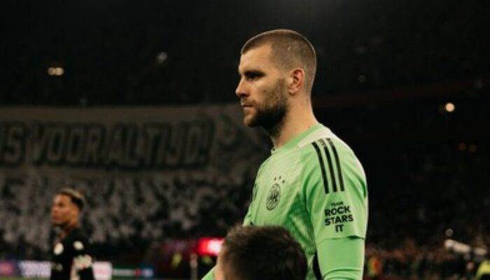 Maarten Paes Raih Kemenangan Pertama Bersama Ajax