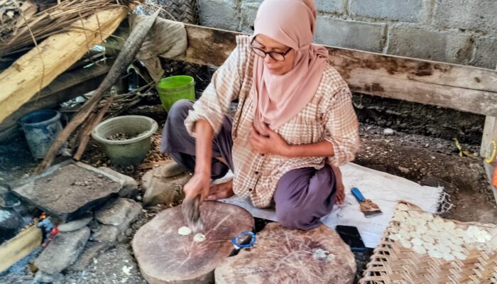 Dapur Emping Melinjo Tetap Riuh, Namun Keuntungan Tak Kunjung Tumbuh
