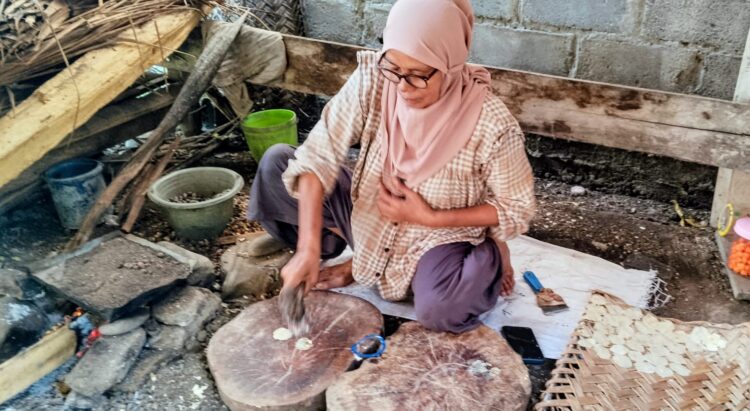 Dapur Emping Melinjo Tetap Riuh, Namun Keuntungan Tak Kunjung Tumbuh