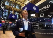 Wall Street Melonjak, S&P 500 Cetak Rekor Baru Tembus 7.100