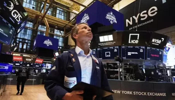 Wall Street Melonjak, S&P 500 Cetak Rekor Baru Tembus 7.100