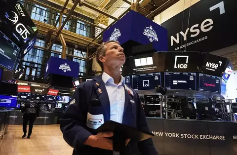 Wall Street Melonjak, S&P 500 Cetak Rekor Baru Tembus 7.100