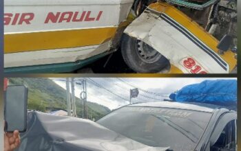 Mobil Angkutan Umum Dan Avanza Bertabrakan Di Simpang Empat