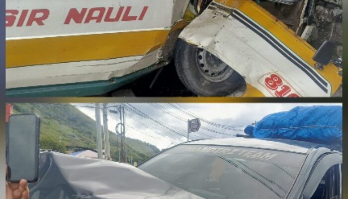 Mobil Angkutan Umum Dan Avanza Bertabrakan Di Simpang Empat