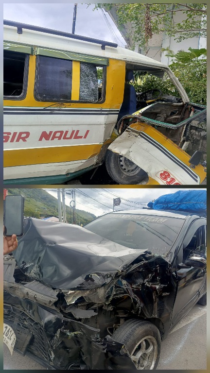 Mobil Angkutan Umum Dan Avanza Bertabrakan Di Simpang Empat