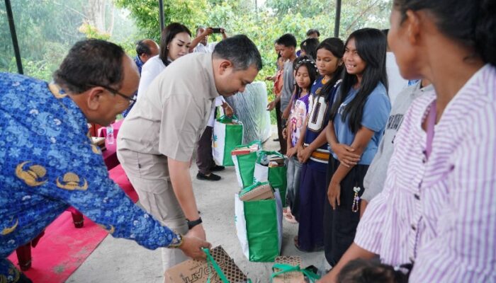 Bupati Pakpak Bharat Serahkan Bantuan Atensi Dan Jaminan Ketenagakerjaan
