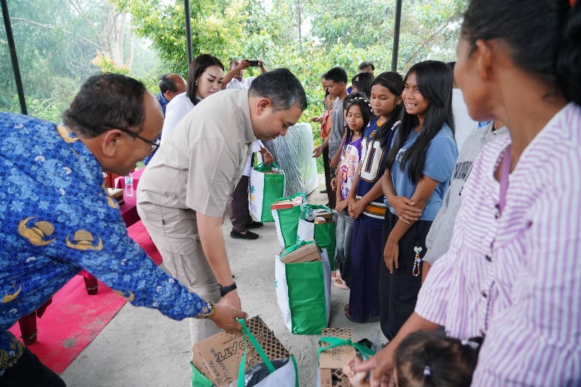 Bupati Pakpak Bharat Serahkan Bantuan Atensi Dan Jaminan Ketenagakerjaan