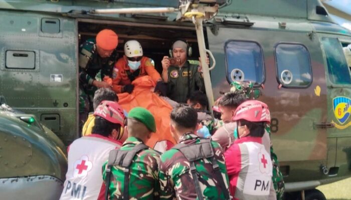 TNI AU Evakuasi 8 Korban Helikopter Jatuh Di Kalbar