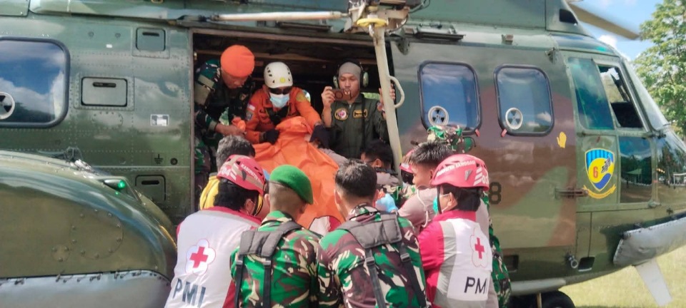 TNI AU Evakuasi 8 Korban Helikopter Jatuh Di Kalbar