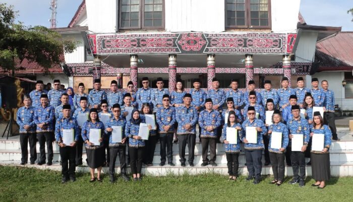 Wabup Dairi Serahkan SK BLUD, 18 Puskesmas Resmi Diterapkan