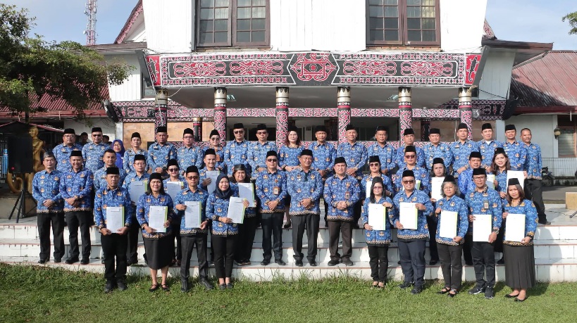 Wabup Dairi Serahkan SK BLUD, 18 Puskesmas Resmi Diterapkan