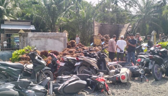 Rem Blong, Truk Sawit Tabrak Sekolah Dan 19 Sepeda Motor Siswa SMP Kuala