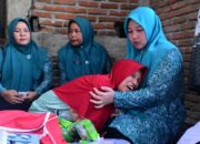 Rita Mayasari Serahkan Bantuan Sembako Di Teubang Phui Montasik