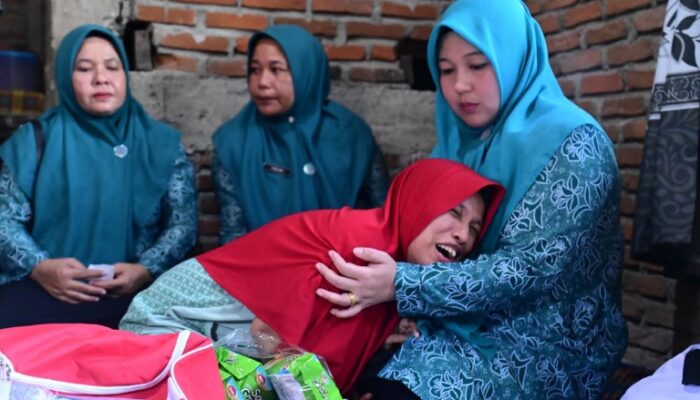 Rita Mayasari Serahkan Bantuan Sembako Di Teubang Phui Montasik