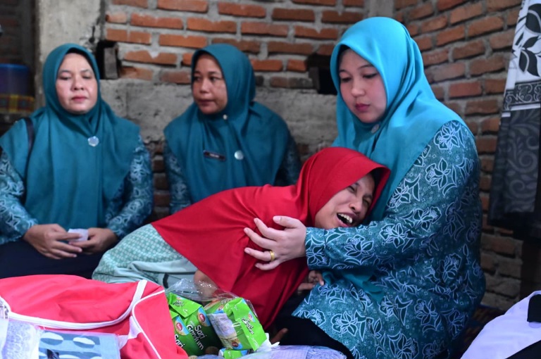 Rita Mayasari Serahkan Bantuan Sembako Di Teubang Phui Montasik