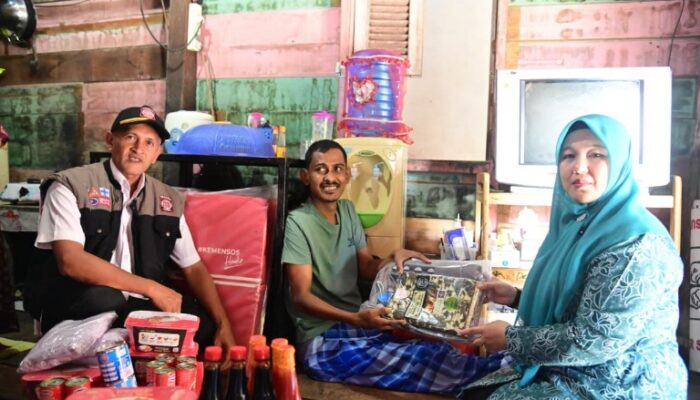 TP PKK Aceh Besar Serahkan Bantuan Untuk Keluarga Kurang Mampu