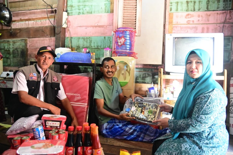 TP PKK Aceh Besar Serahkan Bantuan Untuk Keluarga Kurang Mampu