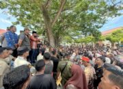 Sambut Pendemo, Bupati Al-Farlaky Jawab Lugas Dan Tegas Tuntutan Massa
