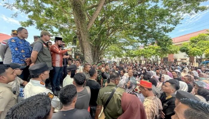 Sambut Pendemo, Bupati Al-Farlaky Jawab Lugas Dan Tegas Tuntutan Massa