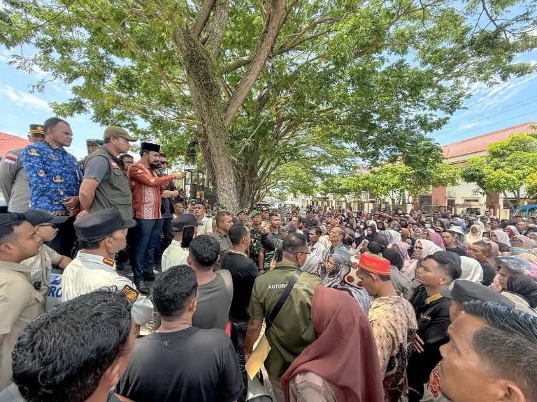Sambut Pendemo, Bupati Al-Farlaky Jawab Lugas Dan Tegas Tuntutan Massa