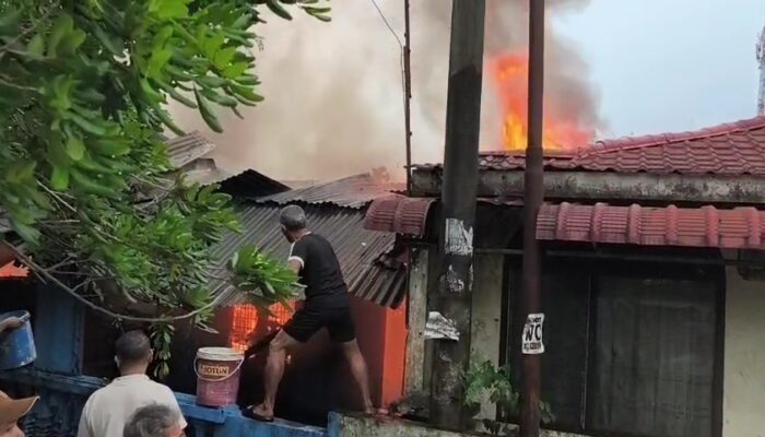 Tiga Rumah Di Jalan Sempurna Terbakar, Damkar Alami Kendala Saat Pemadaman